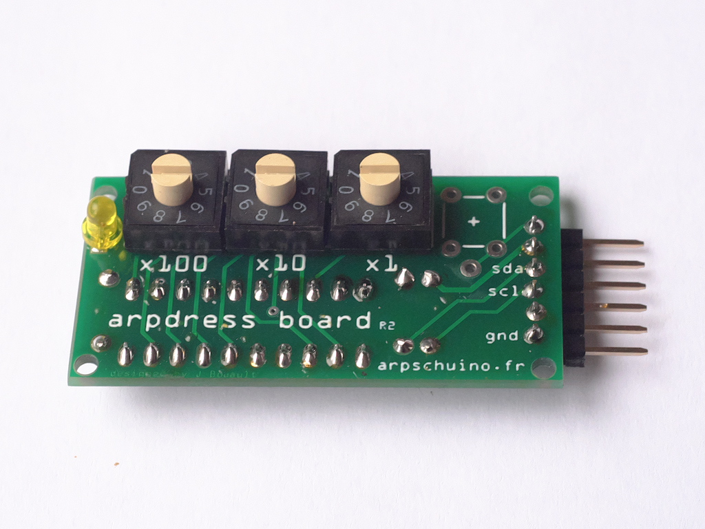 Système DMX sans-fil se composant d'un boîtier émetteur et d'un boîtier  récepteur utilisant la technologie 2.4GHz.